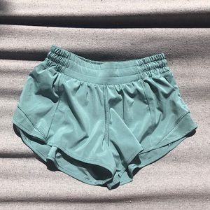lululemon aquatic green hotty hot shorts